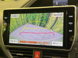 【バックカメラ】駐車時に後方がリアルタイム映像で確認できます。大型商業施設や立体駐車場での駐車時や、夜間のバック時に大活躍!運転スキルに関わらず、今や必須となった装備のひとつです!