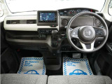 運転にかかわる様々な操作を安全に行えるように視点移動が少なく、操作性に配慮されたスイッチ類が凝縮されたコクピットです。