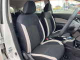 運転席まわりには十分なスペースがあり、大柄な方でもゆったり運転していただける環境です。