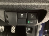 衝突の危険がある時に警告してくれる衝突軽減ブレーキ。車線を外れそうな時に警告し、ステアリング制御してくれる路外逸脱制御機能搭載!