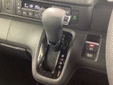 インパネシフトを採用しているので、前席の足元も広々としています。運転席と助手席の行き来もスムーズです!