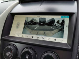【バックカメラ】ステアリング操作に合わせてガイド線が連動するので後退時の運転操作が容易となります。
