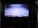 後退時に車両の後ろ側をモニター画面に表示します。車庫入れなどでバックする際に後方確認ができて便利です。車庫入れが苦手な人もこれで安心。