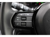 ハンドル左部分でオーディオ操作が可能。そのため、運転中でも目線をずらさずに安全運転♪