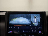 バックモニター付き。駐車の際のサポートとなり、必須アイテムのひとつですよね。それでも、バックする際は必ずご自身の目で確認をしてください。パノラミックビューで上から見下ろした視点でも確認できます!