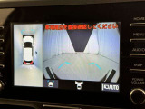 パノラミックビューモニターを装備。駐車場や交差点でクルマを真上から見るように周囲を確認できます。機能の詳細は販売店スタッフまでおたずねください。