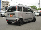 右斜め後ろからの特徴的なフォルム。ボックス型で車体全体を把握しやすく運転しやすそうですね♪
