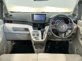 【インパネ】運転のしやすさを最優先に設計された見晴らしの良いフロントビュー。車両間隔が掴みやすく狭い道でも安心♪「安全」と「品質」を最優先に、安心してお乗りいただけるクルマを提供いたします。