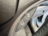 【レーダークルーズコントロール】ミリ波レーダーが車間距離を測って設定車速内で車速に比例した車間距離を保ちながら追従走行する装置で近づきすぎたときは自動でブレーキし、離れすぎたときには自動増速もする。