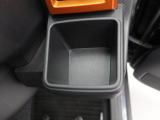 【カップホルダー】エアコン吹き出し口下部に設置されていますので使いやすさバッチリ!運転席から手の届くちょうどの位置です!