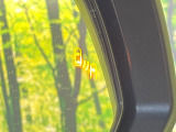 【ブラインドスポットモニター】走行中、ドアミラーの死角になりやすい箇所に後続車が接近するとサイドミラーのレンズに警告を表示!ドライバーに注意喚起をしてくれます。