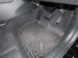 内装工程では、中古車を気持ちよくお乗りいただけるよう清掃しています。ニオイの元となるフロアカーペットまで洗浄・消臭済み?