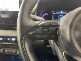 ステアリングスイッチ付きで、運転中に視線を前に向けたまま操作できます。