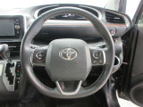 ステアリングから手を離さず、運転に集中したままオーディオ等の操作ができます。