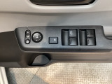 【パワーウィンドウスイッチ】ワンタッチで、パワーウインドウやドアミラーを操作できます。