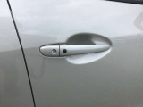 キーをポケットに入れたままでもドアのロック&アンロックができ、雨の日や、荷物の多い日に大活躍!