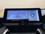 真上から見下ろしたような視点で車とその周囲を確認出来る画面と、車両後方を映し出すバックモニター画面の2つを表示してくれます。