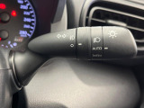 【オートライト】周りの明るさに応じて自動でヘッドライトの点灯・消灯ができる機能です!ライトの付け忘れ・消し忘れなどが無くなり、雨の日や夕方の走行も安心!トンネル通過時も便利ですね♪