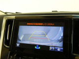 車庫入れや駐車で威力を発揮するのがバックモニター!ナビディスプレイに後ろの様子が映し出されるから安心です。