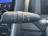 【オートワイパー(AUTO)】雨が降り出した時に、雨滴検出用センサー(レインセンサー)が雨滴を感知すると、自動でワイパーが動作します。