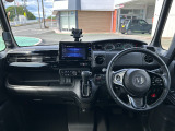 操作性に優れた運転席となります!小物入れや各ボタンの配置にこだわり、使いやすいです!座り心地もよく視認性も良好なのでロングドライブもお任せ下さい!