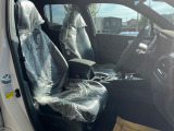 運転席まわりには十分なスペースがあり、大柄な方でもゆったり運転していただける環境です。