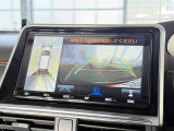 【バックガイドモニター】車両後方の映像をナビ画面に表示し、駐車などの後退操作をサポートします。