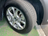 215/60R16のアルミホイール。シンプルなデザインもさる事ながら、重量軽減と立体感を与えられた贅沢なアルミホイールです!