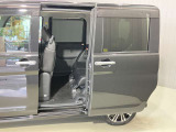 【両側オートスライドドア】子供を乗せたりするのにも隣のお車を気にせずストレスフリー★雨の日などはリモコンキーからドアの開閉ができとても便利な両側オートスライドドア★