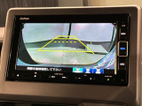 リバースギアに入れるだけで後方の表示へ切り替わります。夜間や雨の日の駐車も楽になりますよ。