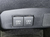 充電用USB端子付き。スマートフォンなどの充電に便利です。