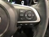 ステアリングスイッチ付きで、運転中に視線を前に向けたまま操作できます。