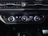運転席からも手が届きやすく、操作しやすい空調コントロールパネル。オートエアコンなので操作の煩わしさが無くオールシーズン快適にドライブできます。快適空間で運転に集中できますね。