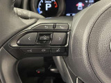 ステアリングスイッチ付きで、運転中に視線を前に向けたまま操作できます。