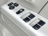 【電動格納ミラー】サイドミラーは電動格納式となっており、狭い駐車場でもキズがつくリスクを抑えられます。