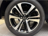 アルミホイール付き!「純正」なので車のデザインともマッチしています。お洒落は足元から。。。といいますから♪