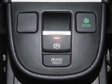 【電動パーキング】ボタンひとつでパーキングON。女性の方や運転に慣れていない方にも安心.