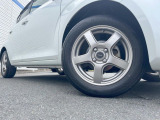 【15インチアルミホイール】外観にマッチしたアルミホイールを装着しております。各種アルミホイールや、スタッドレスタイヤも取扱いしております。是非ご相談ください♪