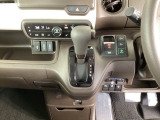 足元スッキリ、インパネシフトです。パーキングブレーキは電子制御パーキングブレーキタイプなので、運転席と助手席の間がスッキリしています。