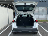 バックドアは大きく開きます。定員乗車時でも十分広いラゲッジスペースを確保しています。