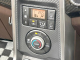 【オートエアコン】一度お好みの温度に設定すれば、車内の温度を検知し風量や温度を自動で調整。暑い&hellip;寒い&hellip;と何度もスイッチ操作をする必要はありません。快適な車内空間には必須の機能ですね♪