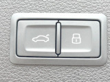 ●電動リアゲート:ワンタッチでリアゲートの開閉ができ、荷物などで両手が塞がっている状態でも簡単に開閉ができる便利機能です。