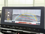 【バックガイドモニター】車両後方の映像をナビ画面に表示し、駐車などの後退操作をサポートします。