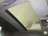 サンルーフ付きです。シェードを開けておくことで車内が明るくなり心地よいドライブを楽しむことが出来る嬉しい装備です!