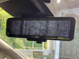 【インテリジェントルームミラー】後席の大きな荷物や同乗者で後方が確認しづらい時でも安心!カメラが撮影した車両後方の映像をルームミラー内に表示。クリアな視界で状況の確認が可能です!