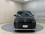 お車購入のポイントとなるフロントマスクです!シャープな目つきが印象的なデザインのヘッドランプです。