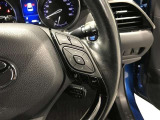 ステアリングスイッチ付き。前方から目を離すことなく操作することが可能です。