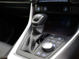 CVT(無段変速)のオートマチックです。フロアシフトがとても使い易いです。また高燃費に貢献するのもこのオートマチックです(*^_^*)