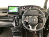 【ハンドル】運転にかかわる様々な操作を安全に行えるように視点移動が少なく操作性に配慮されたスイッチ類が凝縮されたコックピットです。