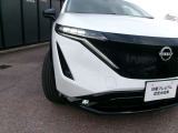 LEDヘッドランプは、シャープな白色光による優れた視認性を実現。シグネチャーLEDポジションランプも点灯します。